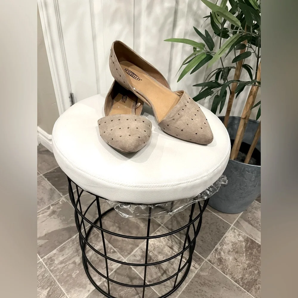 Seychelles brand taupe flat with rhinestone detail - Picture 1 of 16